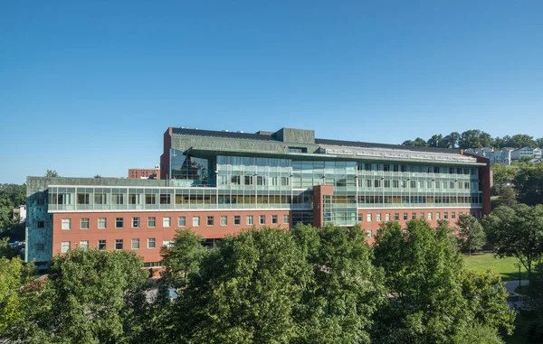 Life Sciences byggnad vid West Virginia University i Morgantown, Wv — Stockfoto