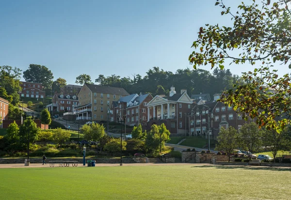 Greckie budynki mieszkalne na WVU w Morgantown, WV — Zdjęcie stockowe