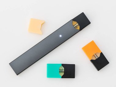 Juulpods ve nikotin farklı tatlar içeren dispenseri