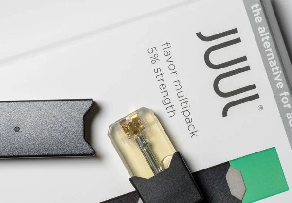 Boîte contenant distributeur de nicotine JUUL et dosettes — Photo