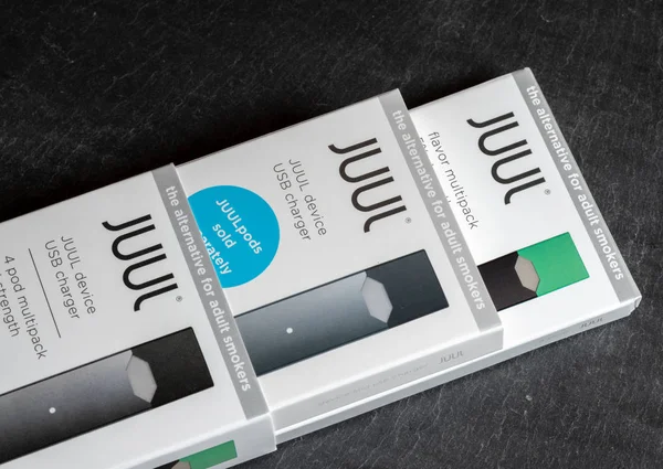 Box holding JUUL nicotine dispenser and pods — Stock Photo, Image