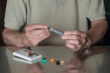Lezzet bakla ile birlikte koyarak Juul nikotin dispenseri adam