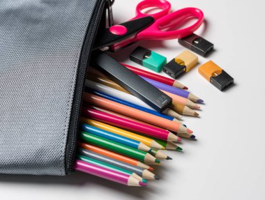 Juulpods ve kalem çantasının içinde gizli dispenseri