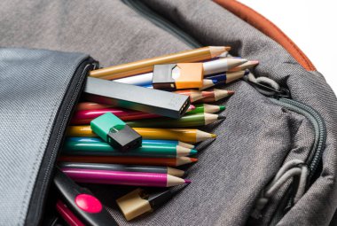 Juulpods ve kalem çantasının içinde gizli dispenseri