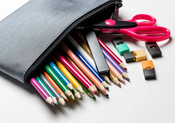 Juulpods ve kalem çantasının içinde gizli dispenseri — Stok fotoğraf