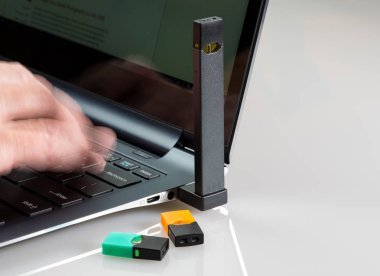Juul nikotin dağıtıcı beng içinde laptop kullanılıyorsa