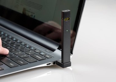 Juul nikotin dağıtıcı beng içinde laptop kullanılıyorsa