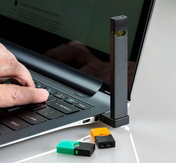 Juul nicotine dispenser beng opgeladen in de laptop — Stockfoto