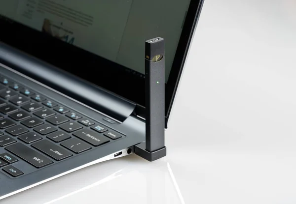 Juul nicotine dispenser beng opgeladen in de laptop — Stockfoto