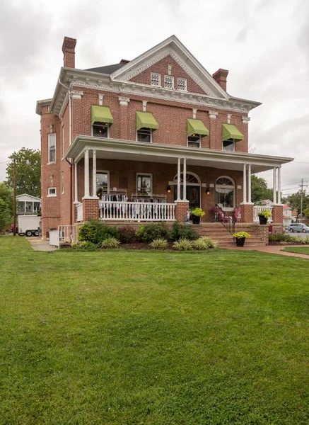 Самый большой дом вернулся с Норт-Бреддок-стрит в Винчестере, штат Вирджиния — стоковое фото