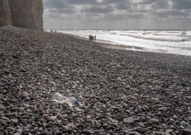 Plastik şişe Birling Gap, Sussex kayalık plaj üzerine üflenir