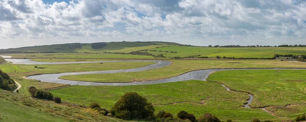 Yedi kız kardeş ülke Park'ta dolambaçlı Cuckmere Nehri — Stok fotoğraf