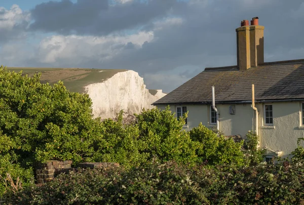 Old Coastguard cottage at Cuckmere Haven with Seven Sisters — Stock Photo, Image