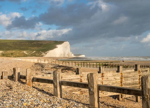 Groynes di legno incorniciano le bianche scogliere di Seven Sisters — Foto Stock