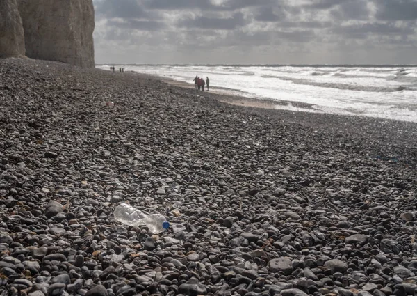 Пластикова пляшка підірваний на кам'янистий пляж в Birling проміжку, Сассекс — стокове фото