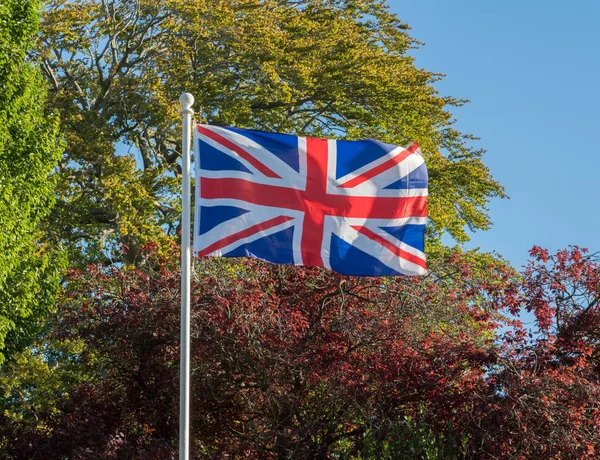 Union Jack eller unionens flagga flyger i stark vind — Stockfoto