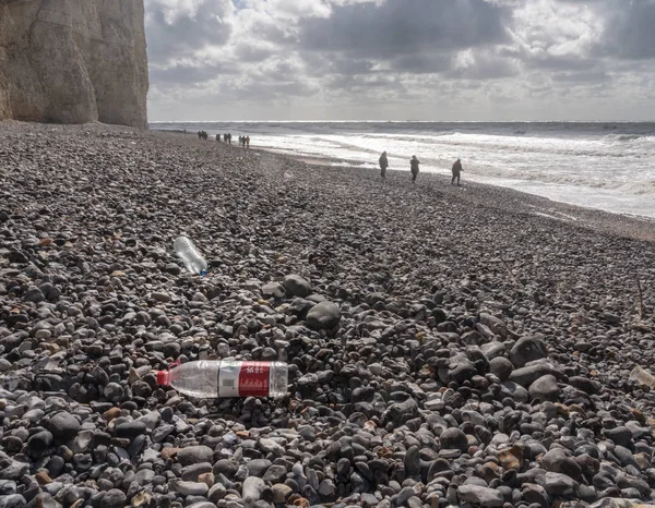 Bottiglia di plastica cinese soffiata sulla spiaggia rocciosa di Birling Gap, Sussex — Foto Stock