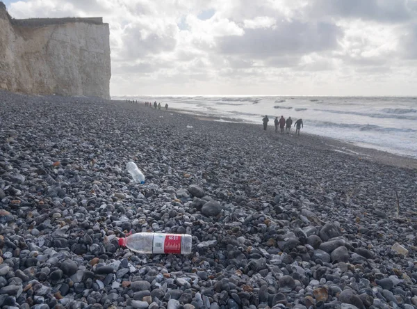 Bottiglia di plastica cinese soffiata sulla spiaggia rocciosa di Birling Gap, Sussex — Foto Stock