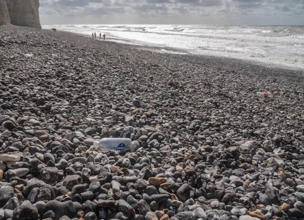 ขวดพลาสติกเป่าลงบนชายหาดหินที่ Birling Gap, Sussex — ภาพถ่ายสต็อก