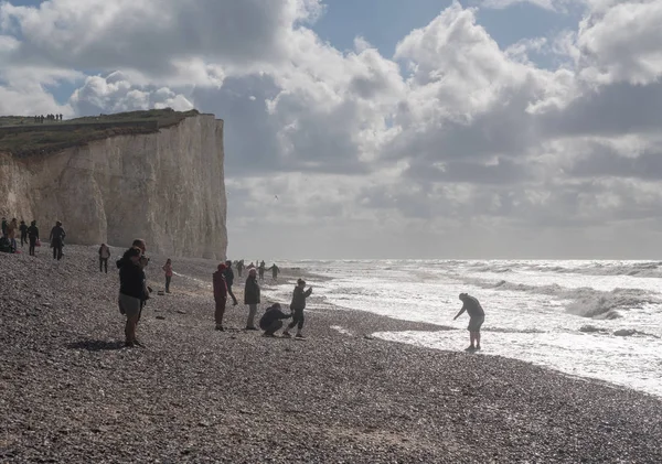 Turistas en la playa rocosa de Birling Gap, Sussex —  Fotos de Stock