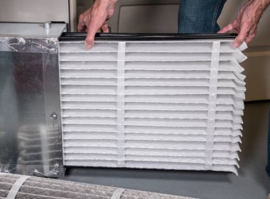Komuta sizde bir Hvac ocağında yeni hava filtresi ekleme