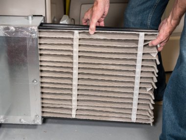 Komuta sizde bir Hvac fırın bir kirli hava filtre değiştirme
