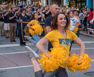 WVU mezunları önde gelen topluluğu Morgantown'dan Wv tezahürat