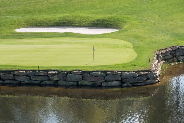 Challenging hole on luxury golf course with water and sand — Stock Photo, Image