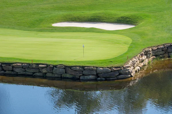Buraco desafiador no campo de golfe de luxo com água e areia — Fotografia de Stock