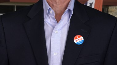 Üst düzey beyaz adam Voted etiketi ile resmi giyim