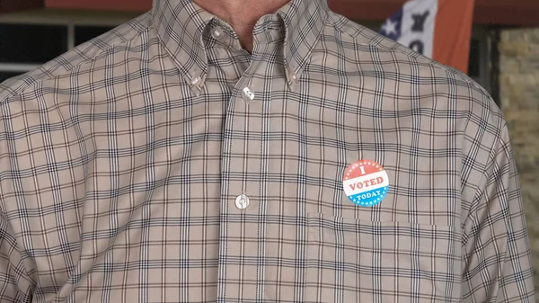 Senior caucasian man in casual clothing with Voted sticker — Stock Photo, Image