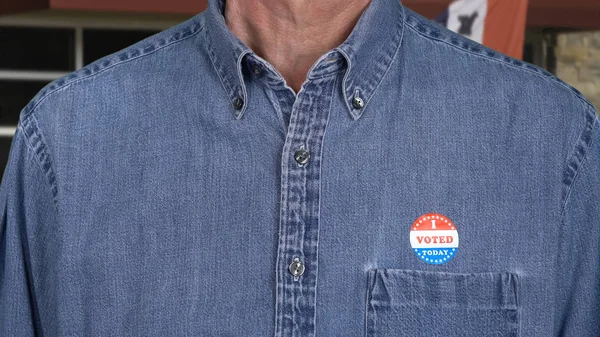 Çalışma giyim Voted etiketi ile üst düzey beyaz adam — Stok fotoğraf