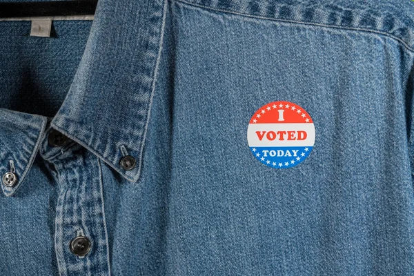 Vêtements de travail en denim bleu avec autocollant I Voted — Photo