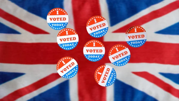 Muchos voté hoy pegatinas de papel en la bandera del Reino Unido — Foto de Stock