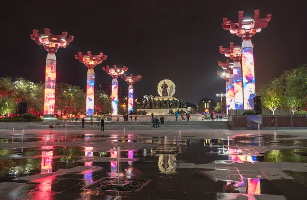 Туристы посещают статую императора на площади Кайюань в Сиань — стоковое фото