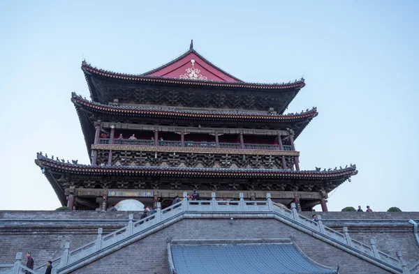 Tourists on the top of the drum tower in Xian, China on smoggy day — Stock Photo, Image