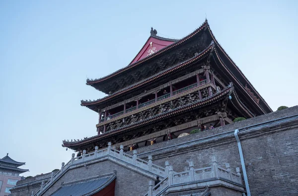 Tourists on the top of the drum tower in Xian, China on smoggy day — Stock Photo, Image