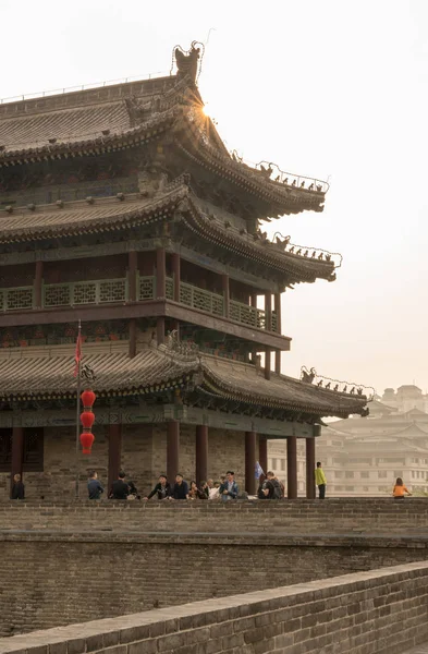 Tourists on the top of the city wall in Xian, China on smoggy day — Stock Photo, Image