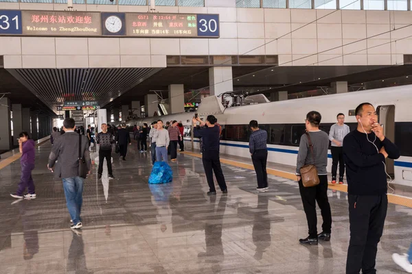 Raucher mit Hochgeschwindigkeitszug auf Bahnsteig in China — Stockfoto