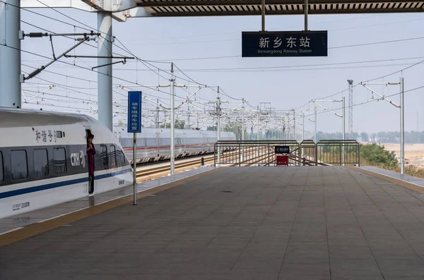Высокоскоростной поезд на платформе в Синьсяндуне в Китае — стоковое фото