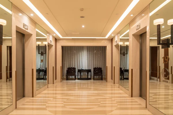 Λόμπι και ανελκυστήρες στο Beijing Regent hotel στην Κίνα — Φωτογραφία Αρχείου