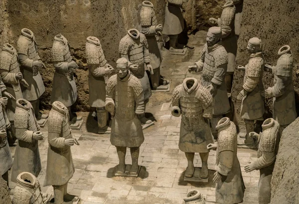 Guerreros del ejército de terracota enterrados en la tumba del emperador fuera de Xian China — Foto de Stock