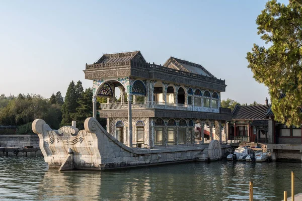 北京、中国の外の夏の宮殿で大理石のボート — ストック写真