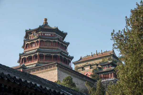 Verziertes Dach am Sommerpalast außerhalb von Peking, China — Stockfoto