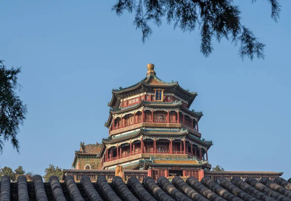 Verziertes Dach am Sommerpalast außerhalb von Peking, China — Stockfoto