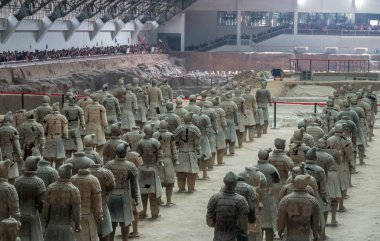 Terracotta Ordusu savaşçıları Xian Çin 'in dışındaki İmparator mezarında gömülü.