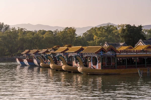 เรือท่องเที่ยวที่พระราชวังฤดูร้อนนอกกรุงปักกิ่ง ประเทศจีน — ภาพถ่ายสต็อก