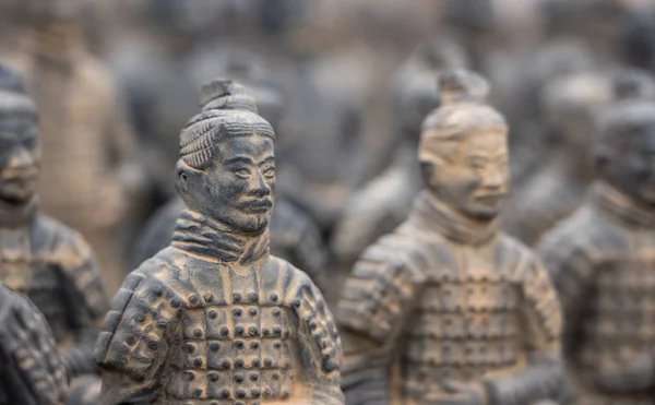 Guerreros del ejército de terracota enterrados en la tumba del emperador fuera de Xian China —  Fotos de Stock