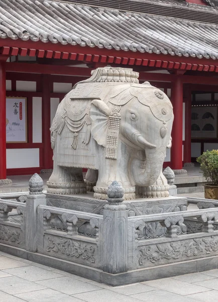 Marmeren olifant bij ingang van Big Wild Goose Pagoda in Xian — Stockfoto