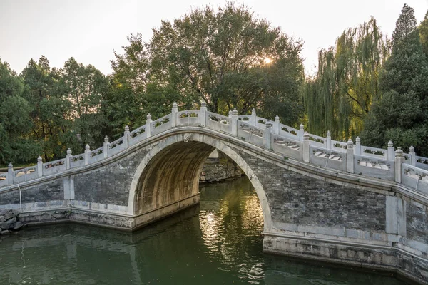 北京、中国外で夏の宮殿のアーチ型の橋 — ストック写真